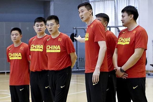 美国底特律罪行横行，为了保障市平易近平安，政府将市内最危险的罪犯隔离，安设他们在使人心惊胆战的罪行禁区“红砖特区”在弱肉强食的“红砖特区”内，残酷刻毒的年夜毒枭为险恶焦点，卧底捕快达米安一向但愿将他绳之于法。另外一方面，但愿分开禁区重过新糊口的利诺，由于女友罗拉被特里梅因掳走而心急如焚。具有配合仇敌，来自分歧世界，布景各别的达米安与利诺决议联手对于特里梅因。